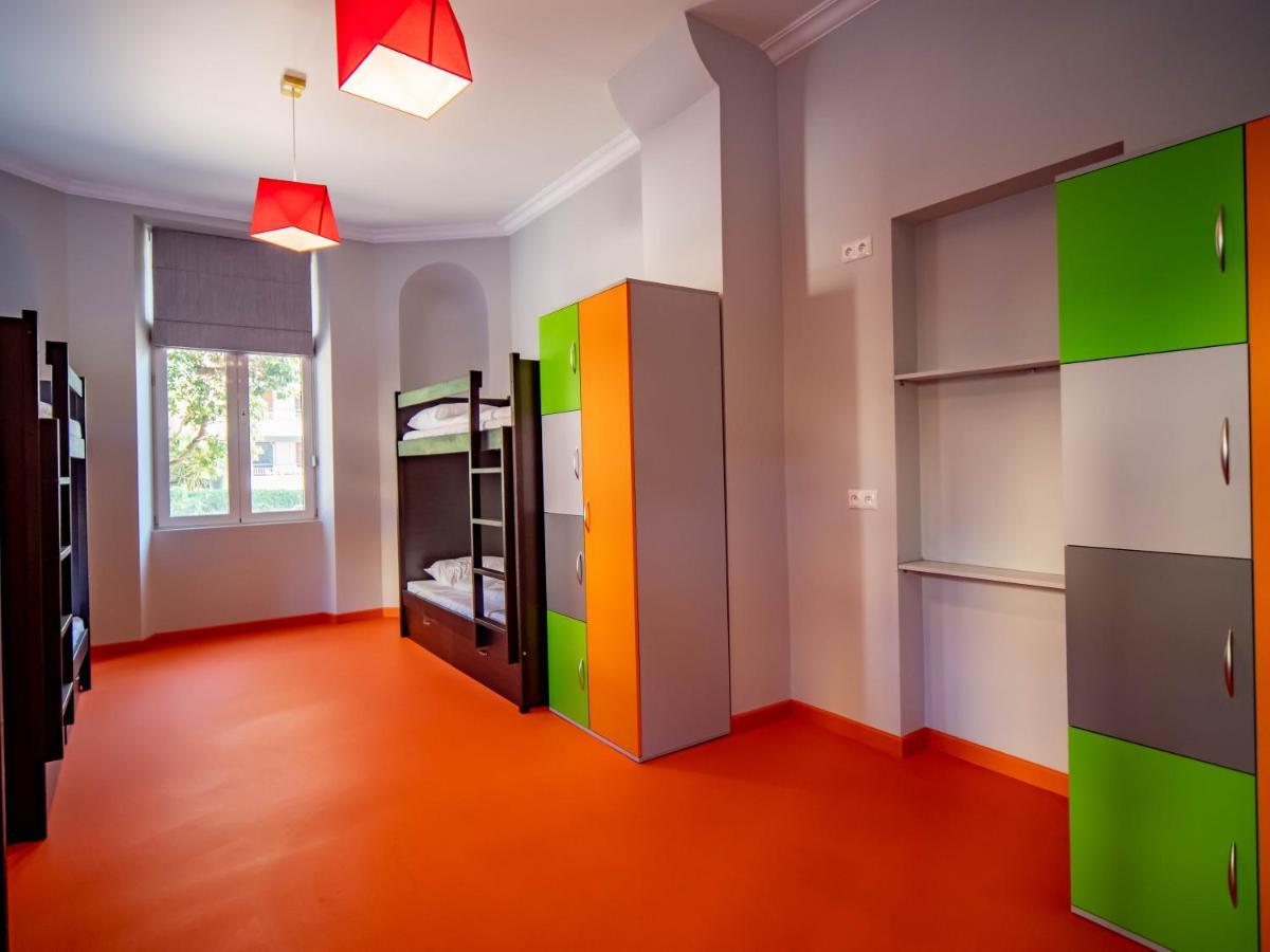 Banana'S Camp Hostel Cannes Exterior photo